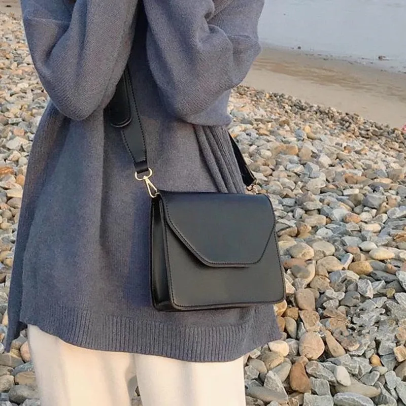 Women Wide Buckle Strap Crossbody Mini Shoulder Bag